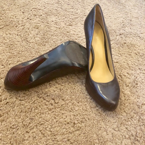 Nine West Women’s Brown Pump with Wooden Heel - Picture 3 of 3